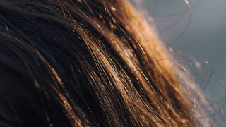 Rinsing dyed hair with cool water to prevent color fade