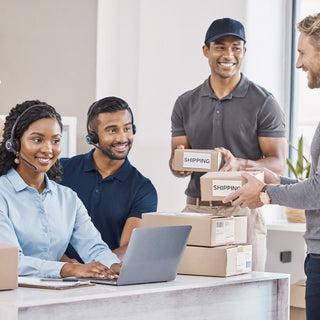 Kostume Rio de Janeiro USA - Two people in a call center with two delivery personnel handing over packages.